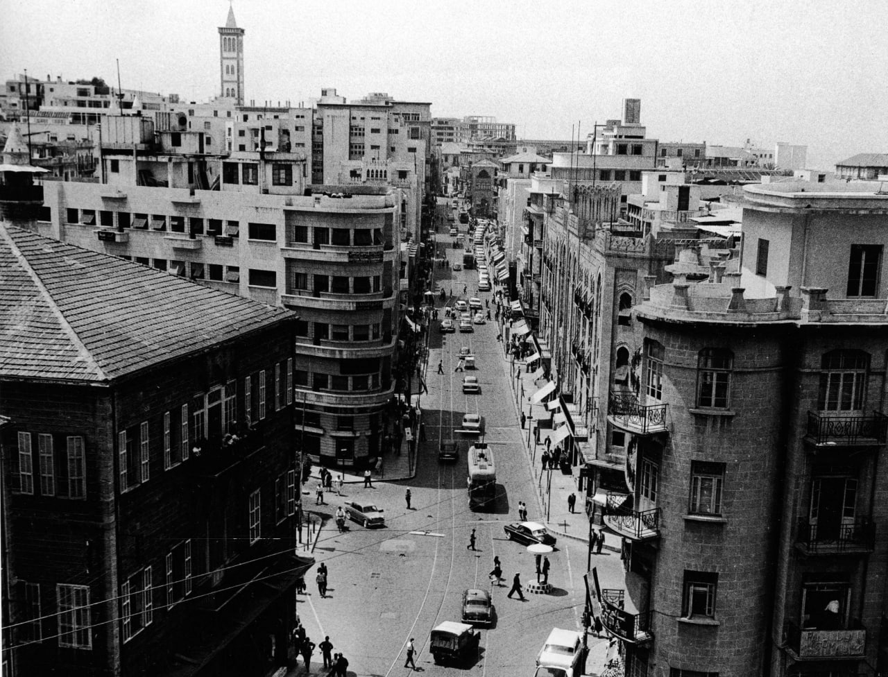 Vista de una ciudad antigua que aporta contexto urbano e histórico a los relatos del Líbano.